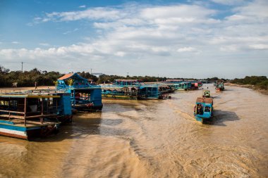 Kampong Phluk, Kamboçya, 15 Ocak 2025. Tekneler Tonle Sap Gölü 'nde inşa edilen geleneksel yüzen balıkçı köyüne açılır. Toplum büyük oranda hayatta kalmak için balıkçılık ve turizme bağımlıdır..