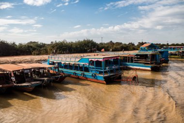 Kampong Phluk, Kamboçya, 15 Ocak 2025. Tekneler Tonle Sap Gölü 'nde inşa edilen geleneksel yüzen balıkçı köyüne açılır. Toplum büyük oranda hayatta kalmak için balıkçılık ve turizme bağımlıdır..