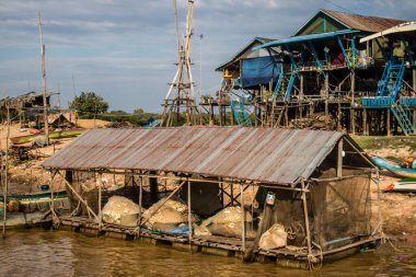 Kampong Phluk, Kamboçya, 15 Ocak 2025 Kampong Phluk, Tonle Sap Gölü üzerine kurulmuş geleneksel bir yüzer köy. Toplum büyük ölçüde hayatta kalmak için balıkçılığa bağımlıdır..