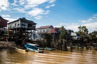 Kampong Phluk, Kamboçya, 15 Ocak 2025 Kampong Phluk, Tonle Sap Gölü üzerine kurulmuş geleneksel bir yüzer köy. Toplum büyük ölçüde hayatta kalmak için balıkçılığa bağımlıdır..