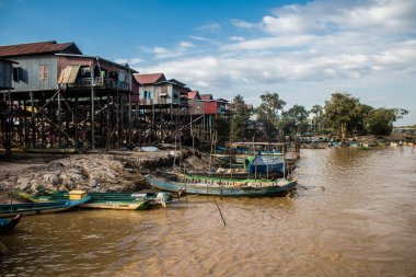 Kampong Phluk, Kamboçya, 15 Ocak 2025 Kampong Phluk, Tonle Sap Gölü üzerine kurulmuş geleneksel bir yüzer köy. Toplum büyük ölçüde hayatta kalmak için balıkçılığa bağımlıdır..