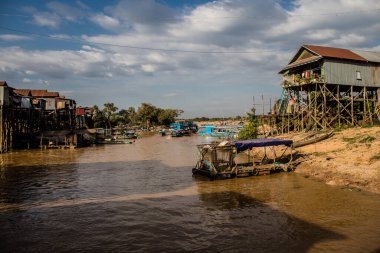 Kampong Phluk, Kamboçya, 15 Ocak 2025 Kampong Phluk, Tonle Sap Gölü üzerine kurulmuş geleneksel bir yüzer köy. Toplum büyük ölçüde hayatta kalmak için balıkçılığa bağımlıdır..