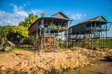 Kampong Phluk, Kamboçya, 15 Ocak 2025 Kampong Phluk, Tonle Sap Gölü üzerine kurulmuş geleneksel bir yüzer köy. Toplum büyük ölçüde hayatta kalmak için balıkçılığa bağımlıdır..