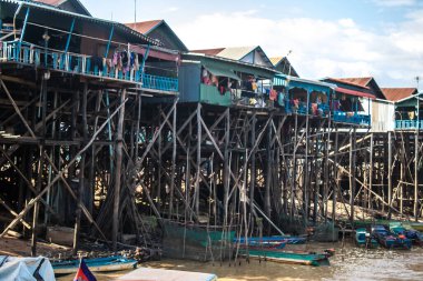 Kampong Phluk, Kamboçya, 15 Ocak 2025 Kampong Phluk, Tonle Sap Gölü üzerine kurulmuş geleneksel bir yüzer köy. Toplum büyük ölçüde hayatta kalmak için balıkçılığa bağımlıdır..