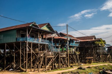 Kampong Phluk, Kamboçya, 15 Ocak 2025 Kampong Phluk, Tonle Sap Gölü üzerine kurulmuş geleneksel bir yüzer köy. Toplum büyük ölçüde hayatta kalmak için balıkçılığa bağımlıdır..