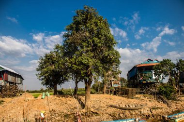 Kampong Phluk, Kamboçya, 15 Ocak 2025 Kampong Phluk, Tonle Sap Gölü üzerine kurulmuş geleneksel bir yüzer köy. Toplum büyük ölçüde hayatta kalmak için balıkçılığa bağımlıdır..