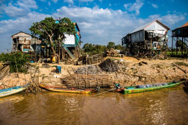 Kampong Phluk, Kamboçya, 15 Ocak 2025 Kampong Phluk, Tonle Sap Gölü üzerine kurulmuş geleneksel bir yüzer köy. Toplum büyük ölçüde hayatta kalmak için balıkçılığa bağımlıdır..