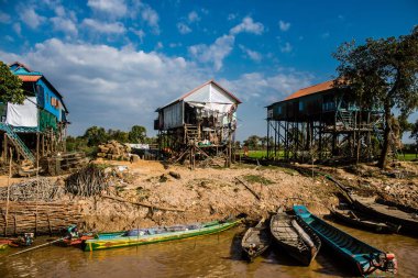 Kampong Phluk, Kamboçya, 15 Ocak 2025 Kampong Phluk, Tonle Sap Gölü üzerine kurulmuş geleneksel bir yüzer köy. Toplum büyük ölçüde hayatta kalmak için balıkçılığa bağımlıdır..