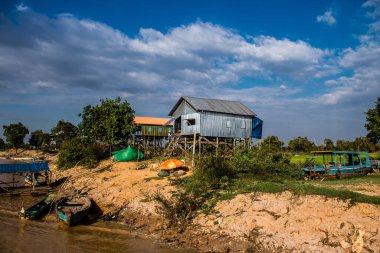 Kampong Phluk, Kamboçya, 15 Ocak 2025 Kampong Phluk, Tonle Sap Gölü üzerine kurulmuş geleneksel bir yüzer köy. Toplum büyük ölçüde hayatta kalmak için balıkçılığa bağımlıdır..