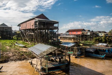 Kampong Phluk, Kamboçya, 15 Ocak 2025 Kampong Phluk, Tonle Sap Gölü üzerine kurulmuş geleneksel bir yüzer köy. Toplum büyük ölçüde hayatta kalmak için balıkçılığa bağımlıdır..