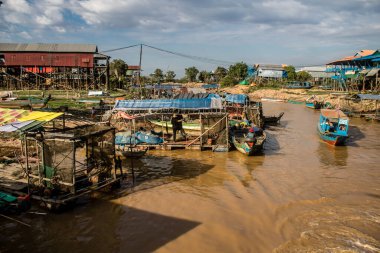 Kampong Phluk, Kamboçya, 15 Ocak 2025 Kampong Phluk, Tonle Sap Gölü üzerine kurulmuş geleneksel bir yüzer köy. Toplum büyük ölçüde hayatta kalmak için balıkçılığa bağımlıdır..