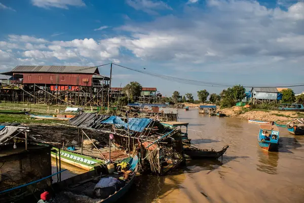 Kampong Phluk, Kamboçya, 15 Ocak 2025 Kampong Phluk, Tonle Sap Gölü üzerine kurulmuş geleneksel bir yüzer köy. Toplum büyük ölçüde hayatta kalmak için balıkçılığa bağımlıdır..