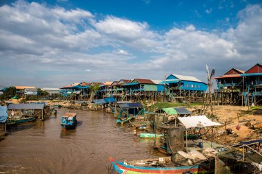 Kampong Phluk, Kamboçya, 15 Ocak 2025 Kampong Phluk, Tonle Sap Gölü üzerine kurulmuş geleneksel bir yüzer köy. Toplum büyük ölçüde hayatta kalmak için balıkçılığa bağımlıdır..