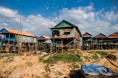 Kampong Phluk, Kamboçya, 15 Ocak 2025 Kampong Phluk, Tonle Sap Gölü üzerine kurulmuş geleneksel bir yüzer köy. Toplum büyük ölçüde hayatta kalmak için balıkçılığa bağımlıdır..