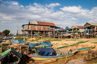 Kampong Phluk, Kamboçya, 15 Ocak 2025 Kampong Phluk, Tonle Sap Gölü üzerine kurulmuş geleneksel bir yüzer köy. Toplum büyük ölçüde hayatta kalmak için balıkçılığa bağımlıdır..