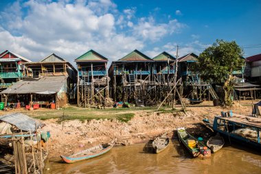 Kampong Phluk, Kamboçya, 15 Ocak 2025 Kampong Phluk, Tonle Sap Gölü üzerine kurulmuş geleneksel bir yüzer köy. Toplum büyük ölçüde hayatta kalmak için balıkçılığa bağımlıdır..