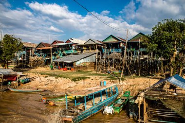 Kampong Phluk, Kamboçya, 15 Ocak 2025 Kampong Phluk, Tonle Sap Gölü üzerine kurulmuş geleneksel bir yüzer köy. Toplum büyük ölçüde hayatta kalmak için balıkçılığa bağımlıdır..