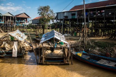 Kampong Phluk, Kamboçya, 15 Ocak 2025 Kampong Phluk, Tonle Sap Gölü üzerine kurulmuş geleneksel bir yüzer köy. Toplum büyük ölçüde hayatta kalmak için balıkçılığa bağımlıdır..