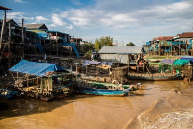 Kampong Phluk, Kamboçya, 15 Ocak 2025 Kampong Phluk, Tonle Sap Gölü üzerine kurulmuş geleneksel bir yüzer köy. Toplum büyük ölçüde hayatta kalmak için balıkçılığa bağımlıdır..