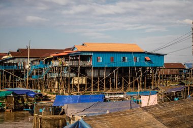 Kampong Phluk, Kamboçya, 15 Ocak 2025 Kampong Phluk, Tonle Sap Gölü üzerine kurulmuş geleneksel bir yüzer köy. Toplum büyük ölçüde hayatta kalmak için balıkçılığa bağımlıdır..