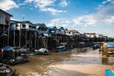 Kampong Phluk, Kamboçya, 15 Ocak 2025 Kampong Phluk, Tonle Sap Gölü üzerine kurulmuş geleneksel bir yüzer köy. Toplum büyük ölçüde hayatta kalmak için balıkçılığa bağımlıdır..