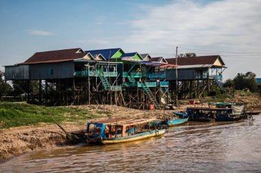 Kampong Phluk, Kamboçya, 15 Ocak 2025 Kampong Phluk, Tonle Sap Gölü üzerine kurulmuş geleneksel bir yüzer köy. Toplum büyük ölçüde hayatta kalmak için balıkçılığa bağımlıdır..