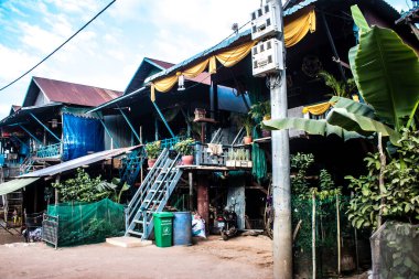 Kampong Phluk, Kamboçya, 15 Ocak 2025 Kampong Phluk, Tonle Sap Gölü üzerine kurulmuş geleneksel bir yüzer köy. Toplum büyük ölçüde hayatta kalmak için balıkçılığa bağımlıdır..