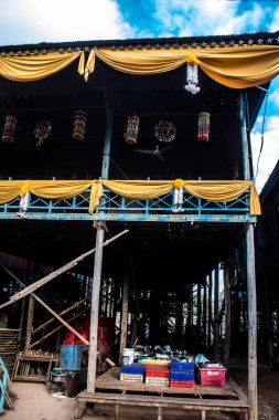 Kampong Phluk, Kamboçya, 15 Ocak 2025 Kampong Phluk, Tonle Sap Gölü üzerine kurulmuş geleneksel bir yüzer köy. Toplum büyük ölçüde hayatta kalmak için balıkçılığa bağımlıdır..