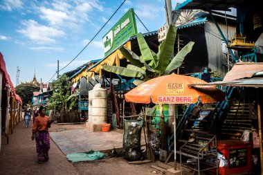Kampong Phluk, Kamboçya, 15 Ocak 2025 Kampong Phluk, Tonle Sap Gölü üzerine kurulmuş geleneksel bir yüzer köy. Toplum büyük ölçüde hayatta kalmak için balıkçılığa bağımlıdır..