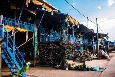 Kampong Phluk, Kamboçya, 15 Ocak 2025 Kampong Phluk, Tonle Sap Gölü üzerine kurulmuş geleneksel bir yüzer köy. Toplum büyük ölçüde hayatta kalmak için balıkçılığa bağımlıdır..