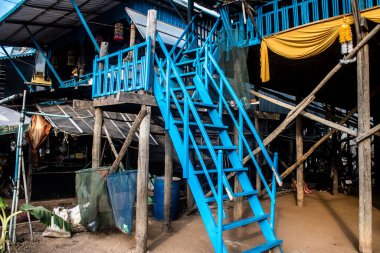 Kampong Phluk, Kamboçya, 15 Ocak 2025 Kampong Phluk, Tonle Sap Gölü üzerine kurulmuş geleneksel bir yüzer köy. Toplum büyük ölçüde hayatta kalmak için balıkçılığa bağımlıdır..