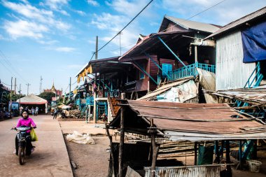 Kampong Phluk, Kamboçya, 15 Ocak 2025 Kampong Phluk, Tonle Sap Gölü üzerine kurulmuş geleneksel bir yüzer köy. Toplum büyük ölçüde hayatta kalmak için balıkçılığa bağımlıdır..