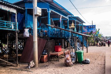 Kampong Phluk, Kamboçya, 15 Ocak 2025 Kampong Phluk, Tonle Sap Gölü üzerine kurulmuş geleneksel bir yüzer köy. Toplum büyük ölçüde hayatta kalmak için balıkçılığa bağımlıdır..