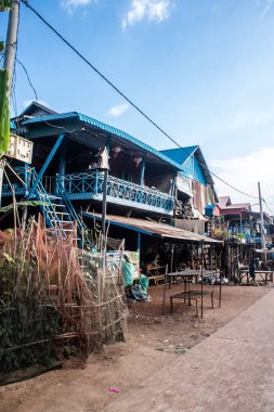 Kampong Phluk, Kamboçya, 15 Ocak 2025 Kampong Phluk, Tonle Sap Gölü üzerine kurulmuş geleneksel bir yüzer köy. Toplum büyük ölçüde hayatta kalmak için balıkçılığa bağımlıdır..