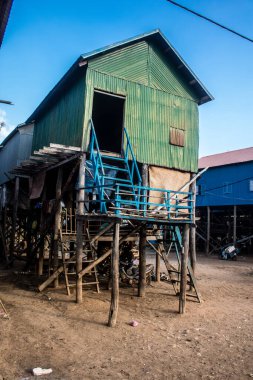 Kampong Phluk, Kamboçya, 15 Ocak 2025 Kampong Phluk, Tonle Sap Gölü üzerine kurulmuş geleneksel bir yüzer köy. Toplum büyük ölçüde hayatta kalmak için balıkçılığa bağımlıdır..