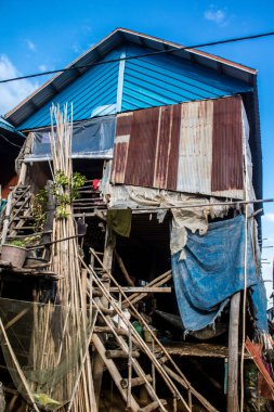 Kampong Phluk, Kamboçya, 15 Ocak 2025 Kampong Phluk, Tonle Sap Gölü üzerine kurulmuş geleneksel bir yüzer köy. Toplum büyük ölçüde hayatta kalmak için balıkçılığa bağımlıdır..