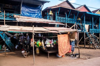 Kampong Phluk, Kamboçya, 15 Ocak 2025 Kampong Phluk, Tonle Sap Gölü üzerine kurulmuş geleneksel bir yüzer köy. Toplum büyük ölçüde hayatta kalmak için balıkçılığa bağımlıdır..