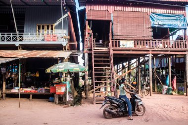 Kampong Phluk, Kamboçya, 15 Ocak 2025 Kampong Phluk, Tonle Sap Gölü üzerine kurulmuş geleneksel bir yüzer köy. Toplum büyük ölçüde hayatta kalmak için balıkçılığa bağımlıdır..