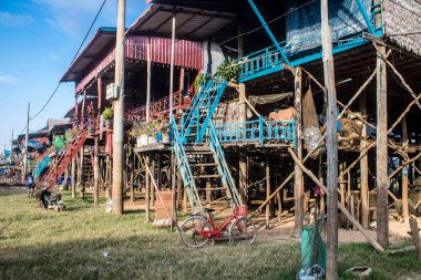 Kampong Phluk, Kamboçya, 15 Ocak 2025 Kampong Phluk, Tonle Sap Gölü üzerine kurulmuş geleneksel bir yüzer köy. Toplum büyük ölçüde hayatta kalmak için balıkçılığa bağımlıdır..