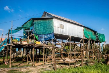 Kampong Phluk, Kamboçya, 15 Ocak 2025 Kampong Phluk, Tonle Sap Gölü üzerine kurulmuş geleneksel bir yüzer köy. Toplum büyük ölçüde hayatta kalmak için balıkçılığa bağımlıdır..