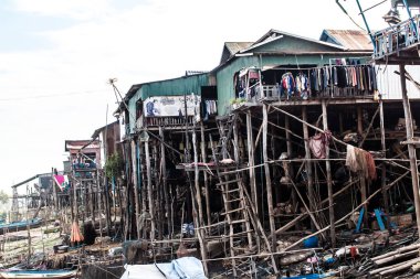 Kampong Phluk, Kamboçya, 15 Ocak 2025 Kampong Phluk, Tonle Sap Gölü üzerine kurulmuş geleneksel bir yüzer köy. Toplum büyük ölçüde hayatta kalmak için balıkçılığa bağımlıdır..