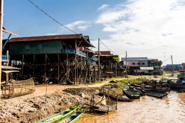 Kampong Phluk, Kamboçya, 15 Ocak 2025 Kampong Phluk, Tonle Sap Gölü üzerine kurulmuş geleneksel bir yüzer köy. Toplum büyük ölçüde hayatta kalmak için balıkçılığa bağımlıdır..