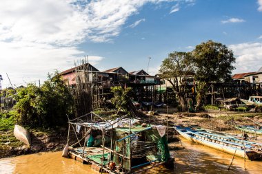 Kampong Phluk, Kamboçya, 15 Ocak 2025 Kampong Phluk, Tonle Sap Gölü üzerine kurulmuş geleneksel bir yüzer köy. Toplum büyük ölçüde hayatta kalmak için balıkçılığa bağımlıdır..