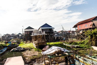 Kampong Phluk, Kamboçya, 15 Ocak 2025 Kampong Phluk, Tonle Sap Gölü üzerine kurulmuş geleneksel bir yüzer köy. Toplum büyük ölçüde hayatta kalmak için balıkçılığa bağımlıdır..