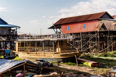 Kampong Phluk, Kamboçya, 15 Ocak 2025 Kampong Phluk, Tonle Sap Gölü üzerine kurulmuş geleneksel bir yüzer köy. Toplum büyük ölçüde hayatta kalmak için balıkçılığa bağımlıdır..