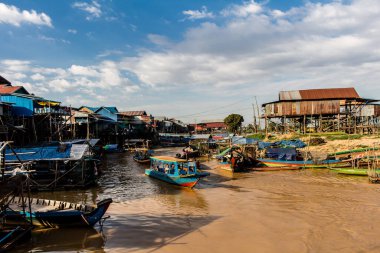 Kampong Phluk, Kamboçya, 15 Ocak 2025 Kampong Phluk, Tonle Sap Gölü üzerine kurulmuş geleneksel bir yüzer köy. Toplum büyük ölçüde hayatta kalmak için balıkçılığa bağımlıdır..