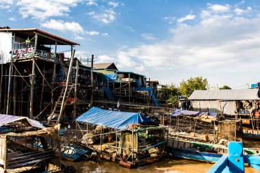 Kampong Phluk, Kamboçya, 15 Ocak 2025 Kampong Phluk, Tonle Sap Gölü üzerine kurulmuş geleneksel bir yüzer köy. Toplum büyük ölçüde hayatta kalmak için balıkçılığa bağımlıdır..