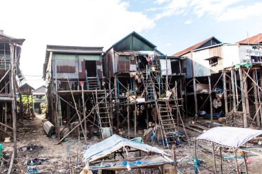 Kampong Phluk, Kamboçya, 15 Ocak 2025 Kampong Phluk, Tonle Sap Gölü üzerine kurulmuş geleneksel bir yüzer köy. Toplum büyük ölçüde hayatta kalmak için balıkçılığa bağımlıdır..