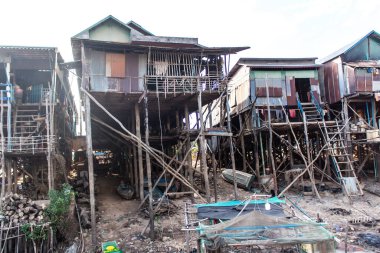 Kampong Phluk, Kamboçya, 15 Ocak 2025 Kampong Phluk, Tonle Sap Gölü üzerine kurulmuş geleneksel bir yüzer köy. Toplum büyük ölçüde hayatta kalmak için balıkçılığa bağımlıdır..