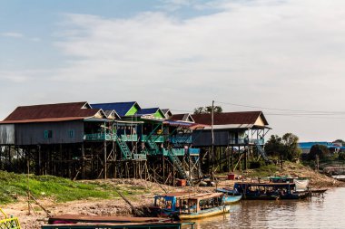 Kampong Phluk, Kamboçya, 15 Ocak 2025 Kampong Phluk, Tonle Sap Gölü üzerine kurulmuş geleneksel bir yüzer köy. Toplum büyük ölçüde hayatta kalmak için balıkçılığa bağımlıdır..